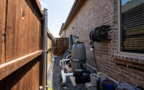 pool pump by side of house.